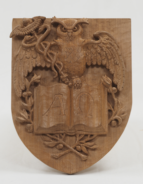 Unsere Auftragsarbeiten - Beispiel In Holz geschnitzes Zunftwappen Buchhaendler